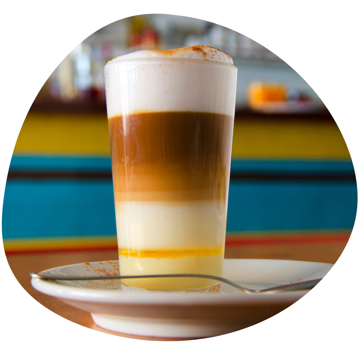 Ein Glas Barraquito - es sind mehrere Schichten zu sehen, Milch, Espresso, Likör