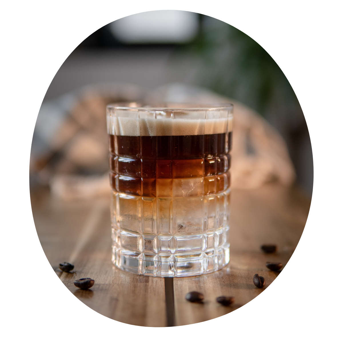 Ein Glas Espresso Tonic. Geschichtet mit unten Tonic Water und oben Espresso