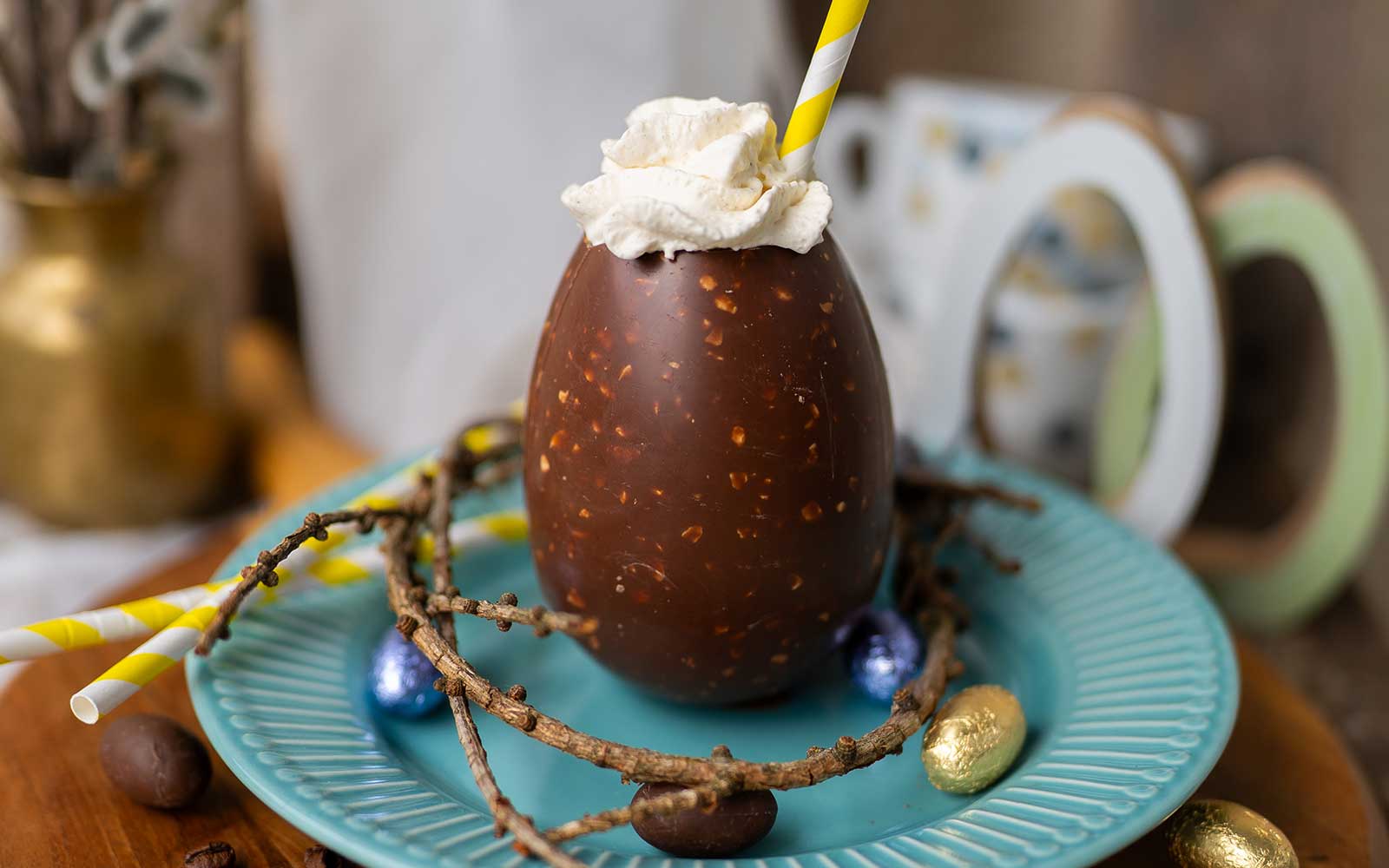 Espresso Martini im Schokolade Osterei mit Schlagobershaube und Strohhalm