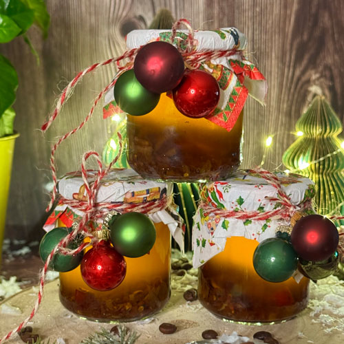 Drei Marmeladegläser gefüllt mit Öl und weihnachtlicher Dekoration