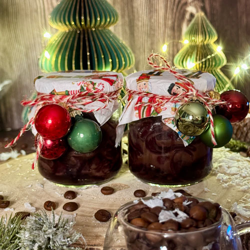 zwei Marmeladegläser gefüllt mit Zwiebel Confit und weihnachtlicher Dekoration