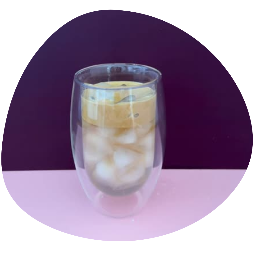Ein Glas Cloud Coffee mit Eiswürfel, Kokoswasser und Espressoschaum