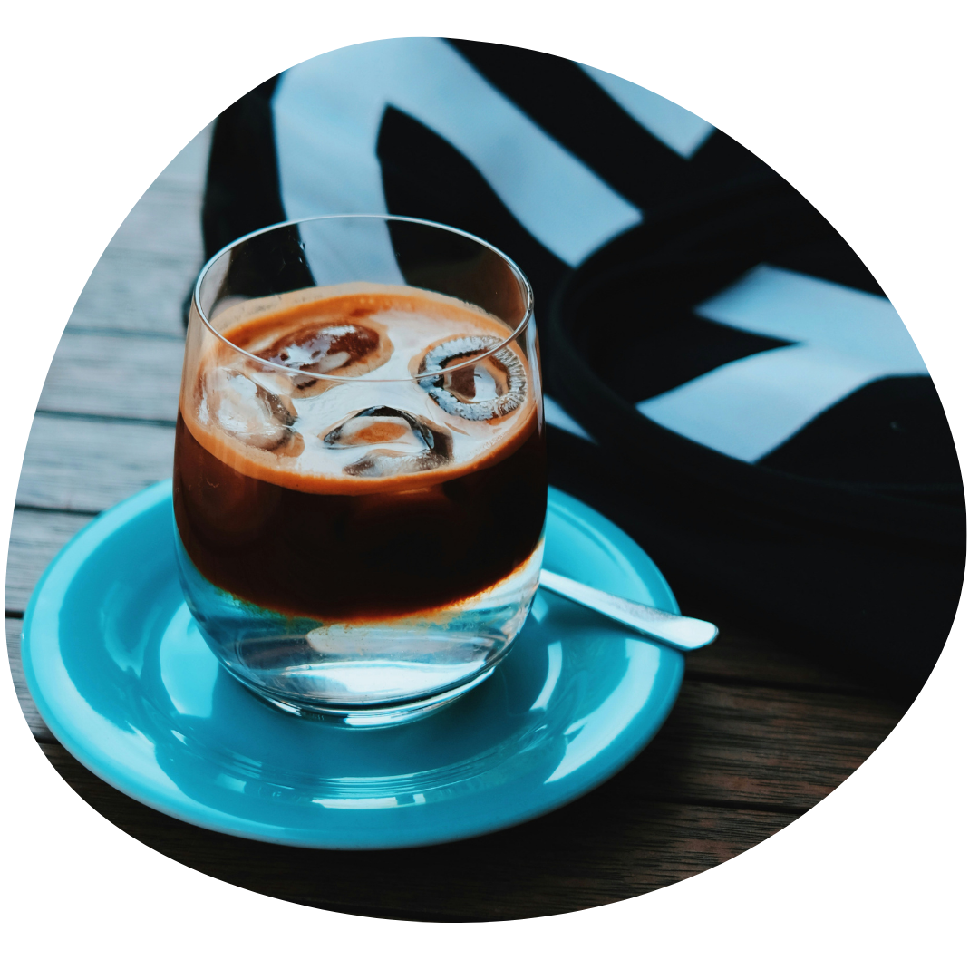 Ein rund ausgeschnittenes Bild eines Espresso mit Mineralwasser und Eiswürfeln im Glas - ein Espresso Frizzante