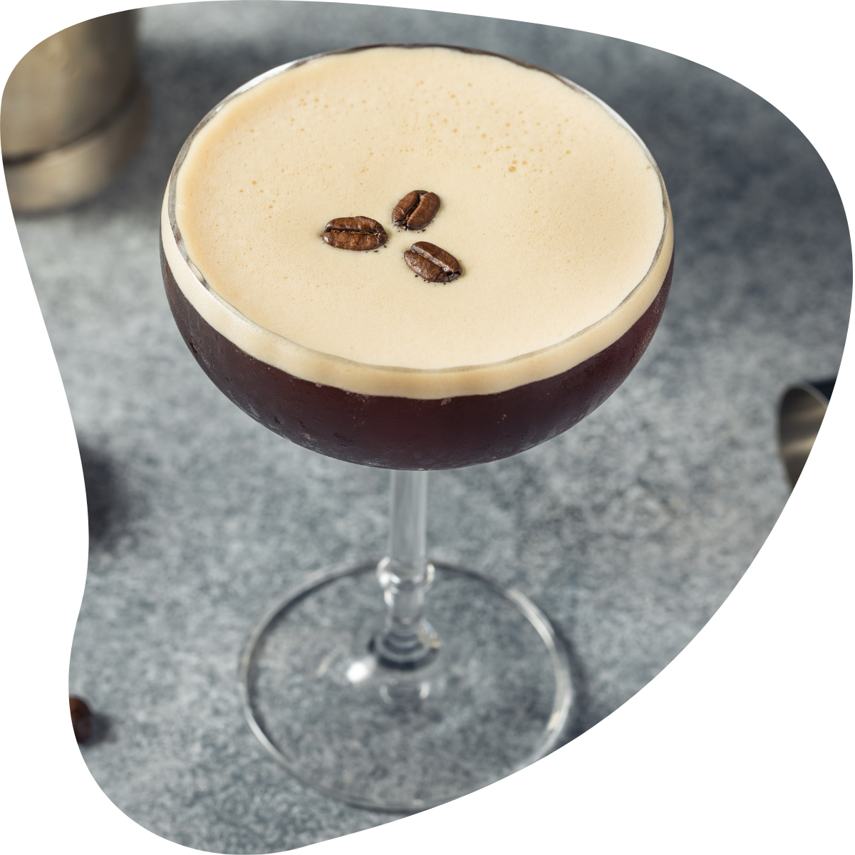 Ein Glas Espresso Martini von oben