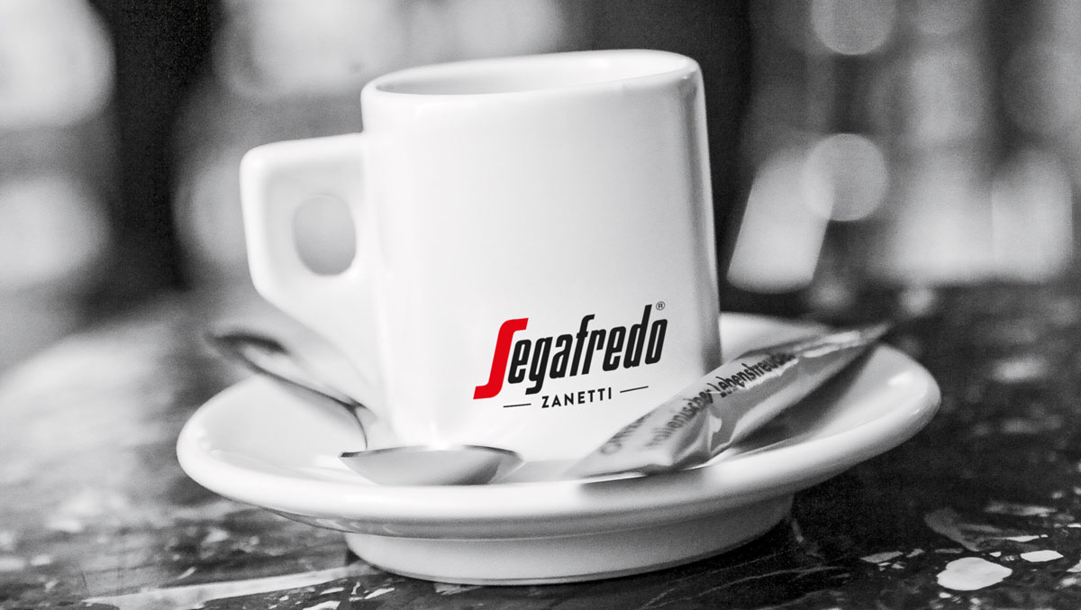 Eine schwarz-weiße Tasse mit Segafredo Logo