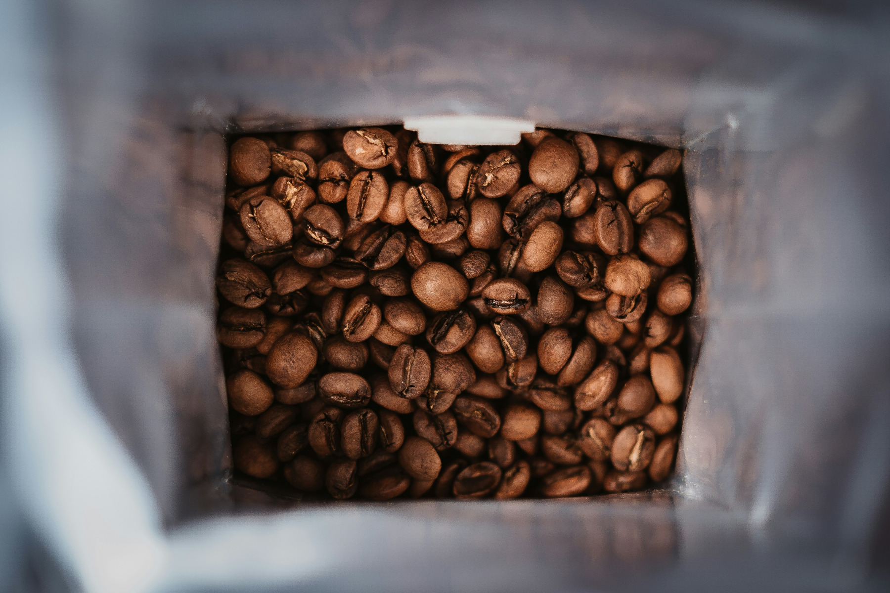 Kaffee in einem Sack von oben hineinfotografiert