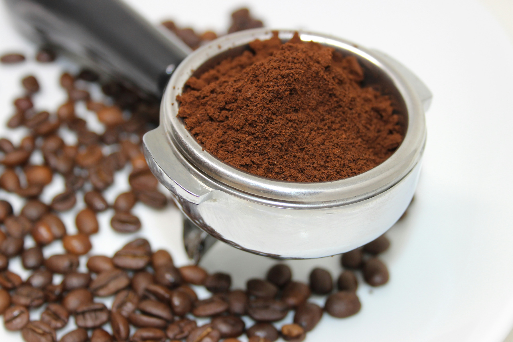 Kaffeemehl in einem Siebträger