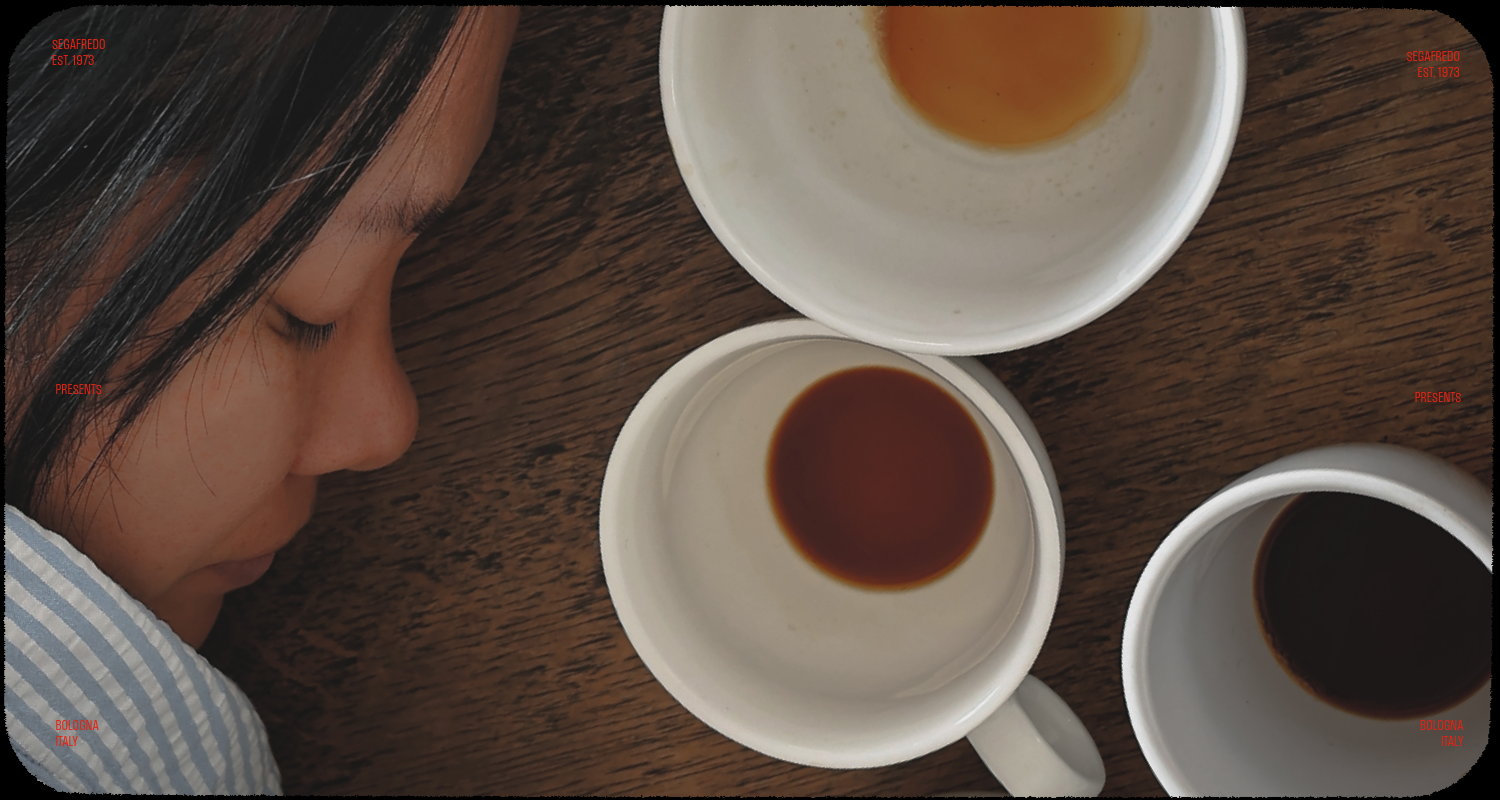 Kaffee wird in ein kleines Glas gegossen, dass von einer Hand gehalten wird.