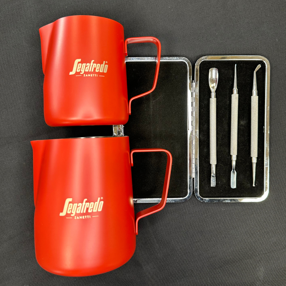 Zwei Milchkaennchen und Etching-Pens