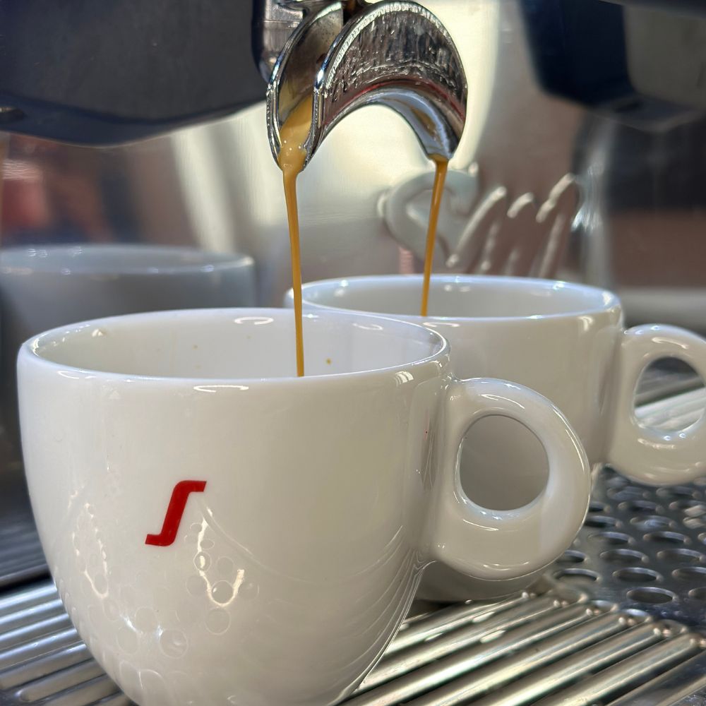 2 Espresso werden zubereitet