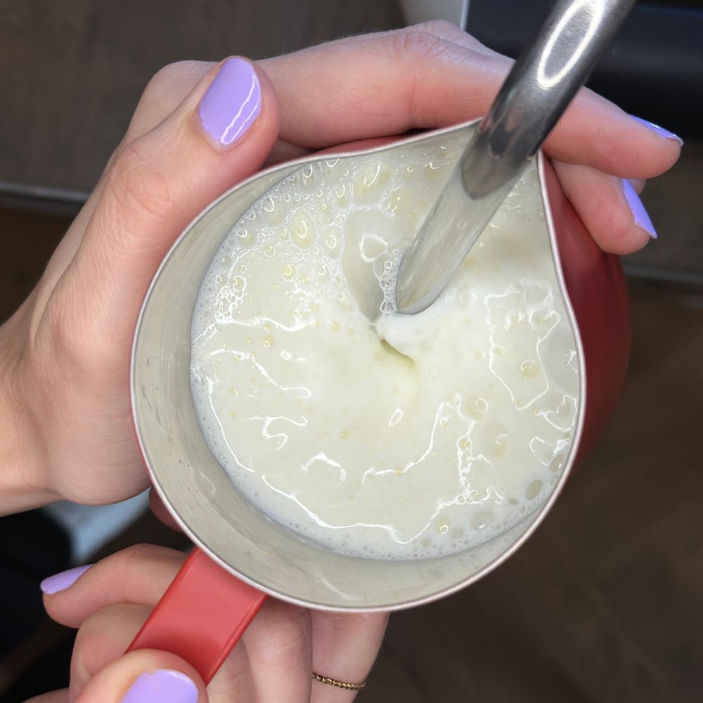 luft wird in die Milch eingearbeitet