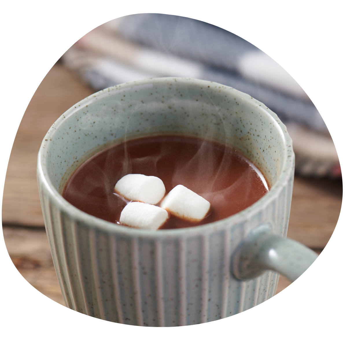 Eine Tasse gefüllt mit Schoko-Mokka, darauf einige Mini Marshmallows