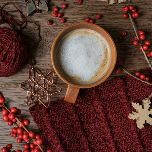Ein Cappuccino von oben mit herbstlicher Dekoration