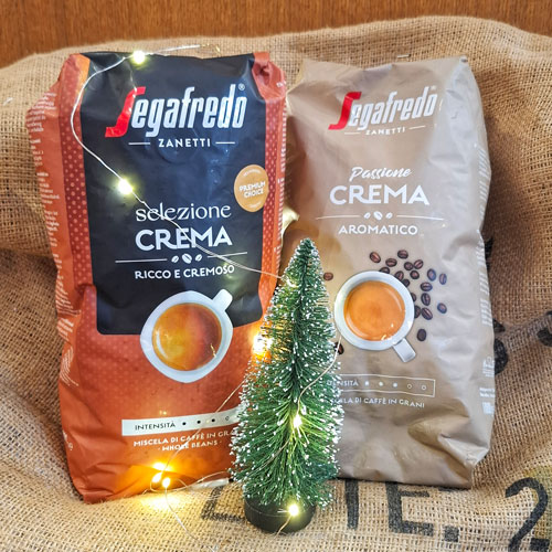 Zwei Kaffeepackungen mit weihnachtlicher Verpackung