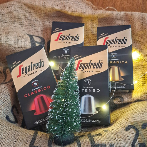Drei Kaffeepackungen mit weihnachtlicher Verpackung