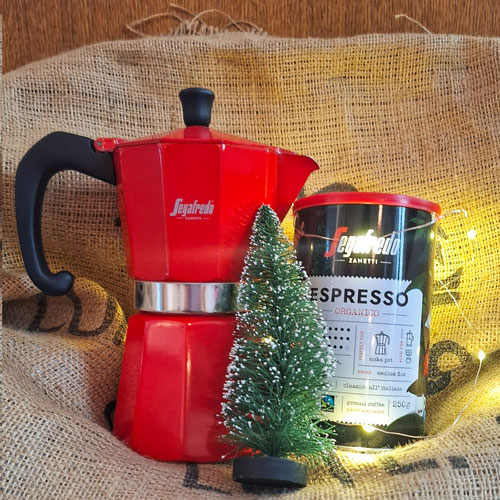 Mokakanne und Packung gemahlener Kaffee mit weihnachtlicher Verpackung