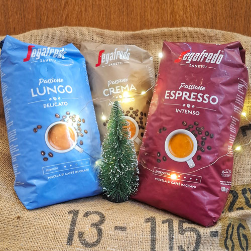 Drei Kaffeepackungen mit weihnachtlicher Verpackung
